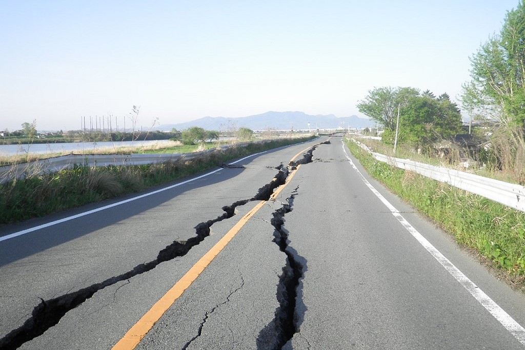 disruption of the road after the earthquake